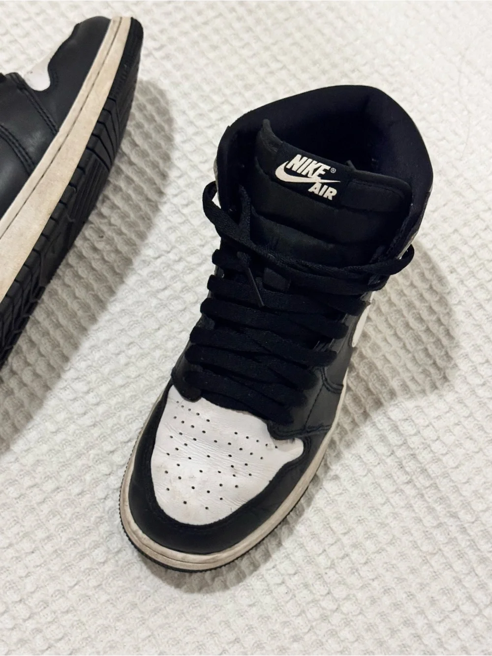 Nike Black and White High-Top Sneakers 7y